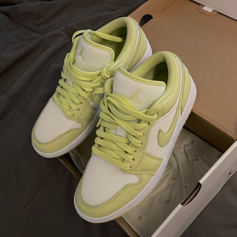 Womens Air Jordan 1 Low SE SUMMIT WHITE/LIMELIGHT BLANC SOMMET/PROJECTEUR